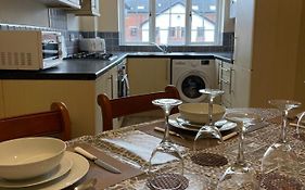 Large, 3 Floors, Sleeps 14, 3 Baths, View, Parking, Grimsby Cleethorpes